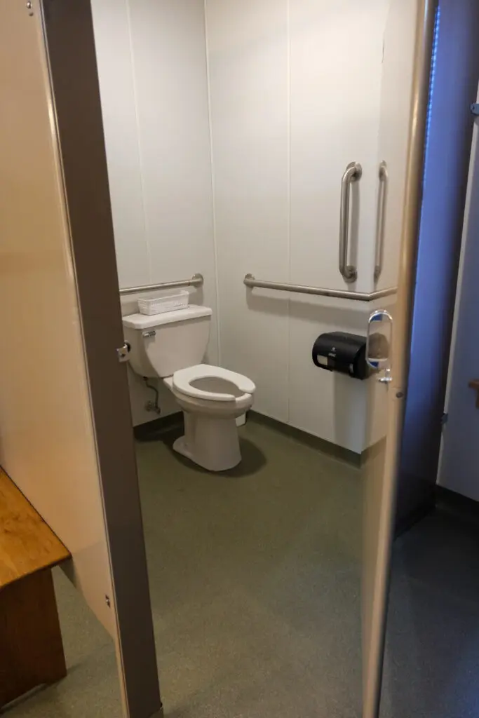 Retreat Lodging 47 Retreat Lodging Large Bunk Cabin Bathroom 3 1 | Black Rock Retreat